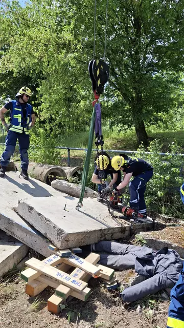 Über den Teleskopstapler wurden Betonteile angehoben und versetzt, um den Verletzten freizulegen für die Bergung. | Foto: THW Miltenberg 