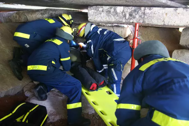Die Helfer beim Abtransport eines Verletzten. | Foto: THW Miltenberg 