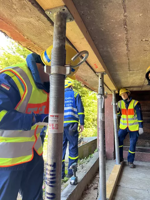 Abstützarbeiten nehmen gestellt an. | Foto: THW Miltenberg 