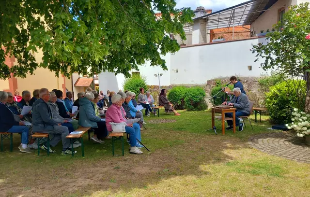 Klaus Miltenberger an der Zither begleitet Lioba Aufschneider musikalisch durch die Maiandacht | Foto: Werner Weis