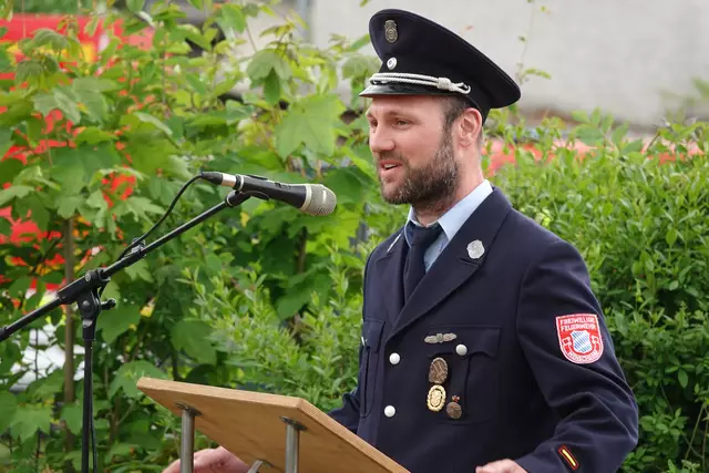 Erster Kommandant Manuel Walther aus Wenschdorf freute sich über den zahlreichen Besuch von Jung und Alt zum Spatenstichfest im Dorfzentrum unweit von Brunnen, Sitzgruppe und Maibaum.