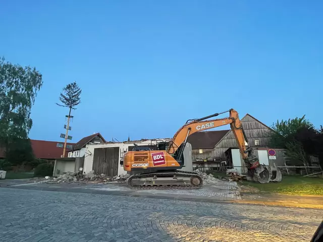 •Feuerwehrhaus 1968 - 2025 in Miltenberg-Wenschdorf im Odendenwald: der Abbruch beginnt Anfang Mai 2025 - Aufnahme am 06.05.2025.