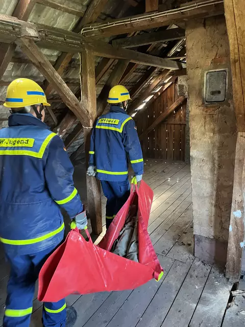 Jugendliche beim Abtransport eines Verletzten. | Foto: THW Miltenberg 