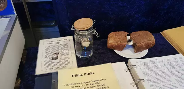 unzerstörbare kleinste Bibeln dienten zum Verstecken