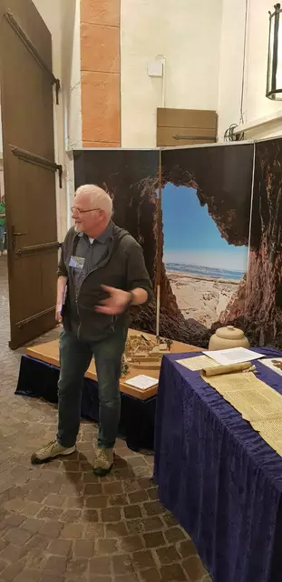 Blick aus einer der Höhlen von Qumran am Toten Meer, wo zwischen 700 und 800 Schriftrollen gefunden wurden, u.a. Manuskripte des Alten Testaments, wie die Jesaja-Rolle, die aus der Zeit des 1. und 2. Jahrhunderts v. Chr. und älter stammen