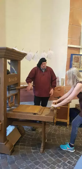 Buchdruckpresse in Aktion
