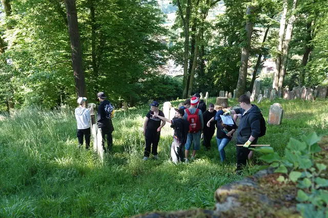 Foto: Unterwegs auf Spurensuche im jüdischen Friedhof in Collenberg-Reistenhausen. Roland Schönmüller