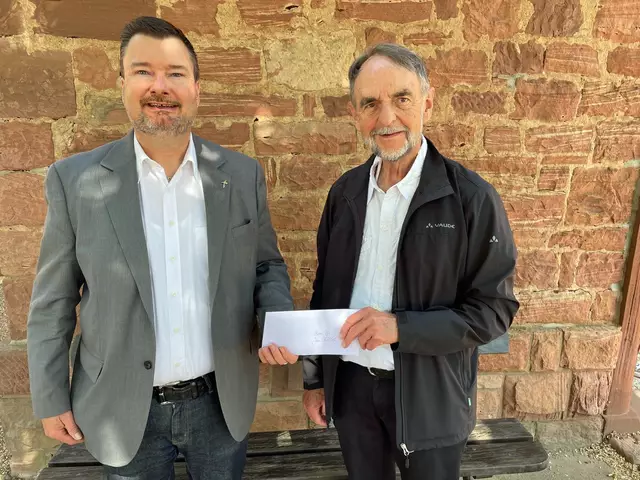 Altbürgermeister Joachim Bieber (rechts) bei der Spendenübergabe
an Pfarrer Jan Kölbel