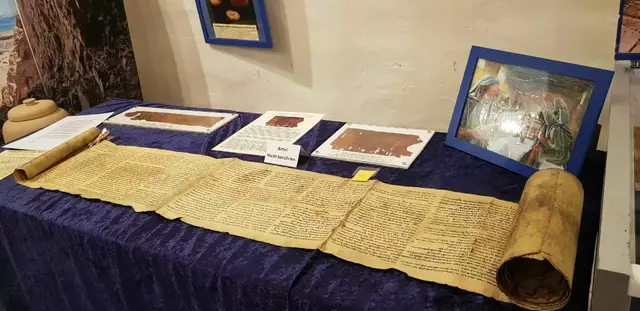 Fund der Jesaja-Schriftrolle in einer Höhle von Qumran - fast lückenlos. Jesaja war ein Prophet, der ca. 700 Jahre v. Chr. besonders genaue Vorhersagen über das Leben und Sterben Jesu Christi niedergeschrieben hat.