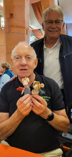 Die beiden Vorsitzenden, Helmut Seitel Vorsitzender des Gesamt-OWK (im Hintergrund) und Josef Eck Vorsitzender OWK Miltenberg mit den OWK-Wandermäusen Olli und Wanda, die natürlich auch beim Bezirkswandertag mit dabei waren. | Foto: Odenwaldklub Miltenberg