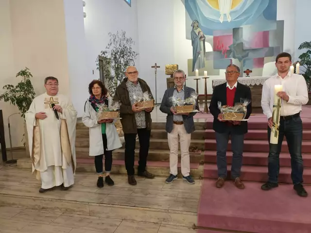 Pfarrer Wolfgang Schultheis bei der Verabschiedung der Kirchenverwaltung: Doris Rein, Heribert Süß, Walter Hörlin, Walter Amrhein und der neue Kirchenpfleger Florian Elbert
 | Foto: Jürgen Elbert