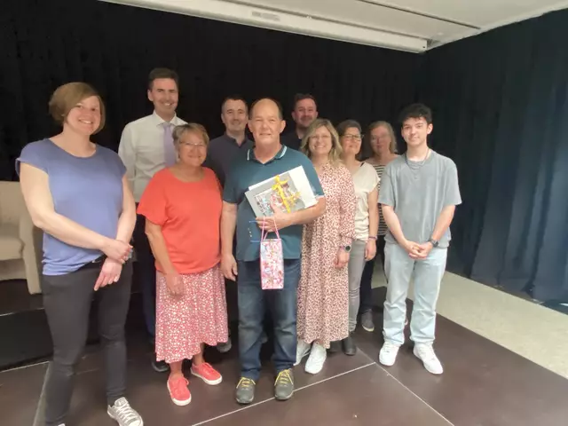 Rainer Busch umringt von der Schulfamilie des HSG | Foto: Simon