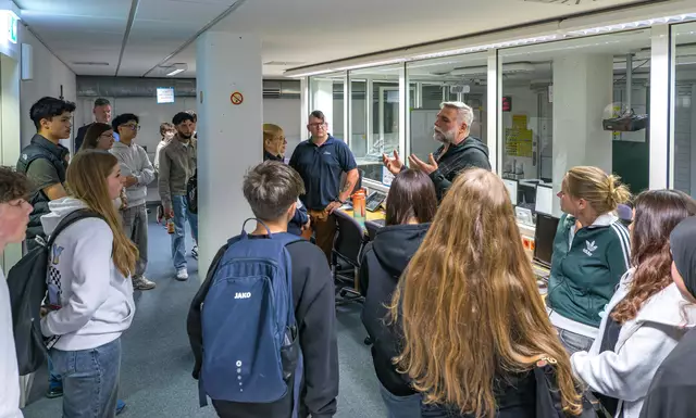 Im Lagezentrum des Landratsamts erklärte Martin Selonke den 21 Schülersprecherinnen und Schülersprechern, wie hier im Katastrophenfall verschiedene Hilfsorganisationen die Einsätze koordinieren.  | Foto: Winfried Zang