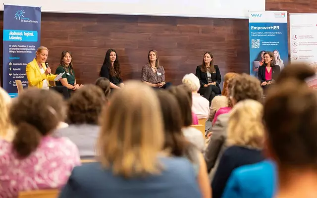 v.l.n.r.: Moderatorin Katrin Küx (BR), Michelle Rohleder (Gewerkschaftssekretärin bei Ver.di), Oksana Stepura (Projektingenieurin an der TH Aschaffenburg), Angela Bauer (Strategy Consultant (Gründung, Marketing, Politik), Co-Gründerin Daylista), Susanne Hasenstab (Head of HR bei WEITBLICK WORKWEAR), Dr. Caroline Dostal (Juristin und Chief of Female Leadership bei empowerment consult)