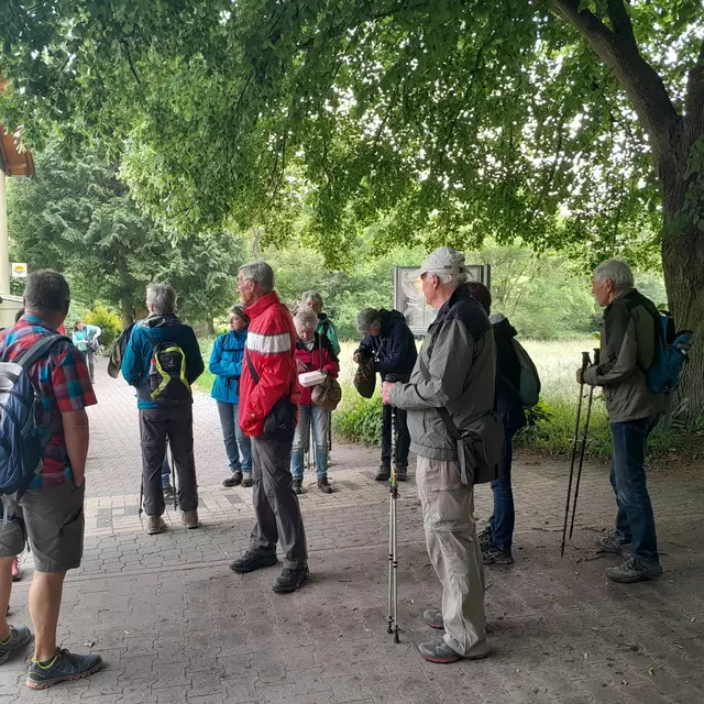 Warten auf die letzten Teilnehmer  | Foto: Ferdinand Lang