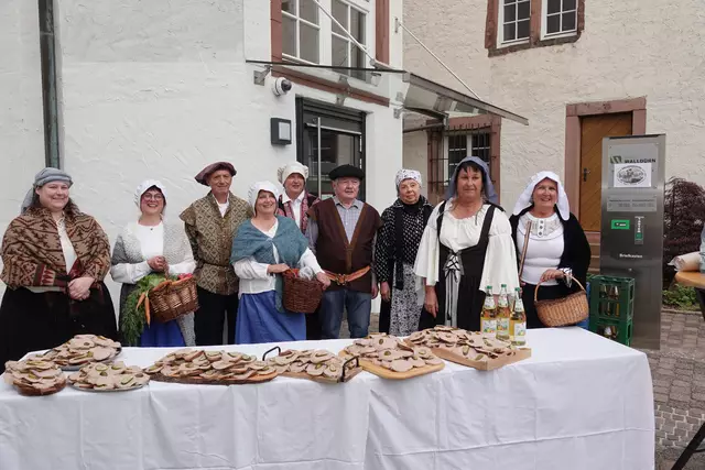 BU 3: Verkleidete Mitglieder des Heimat-und Museumsvereins Walldürn und des Stadtarchivs  - „Weiber uff de Gass“ stellten nahezu authentische Gesprächs-Szenen aus der Zeit des Bauernkriegs in Walldürn dar. Foto Roland Schönmüller
