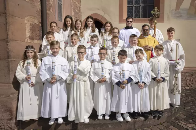 13 Schneeberger Kommunionkinder mit Pfarrvikar Arul und den Ministranten | Foto: Georg Hess