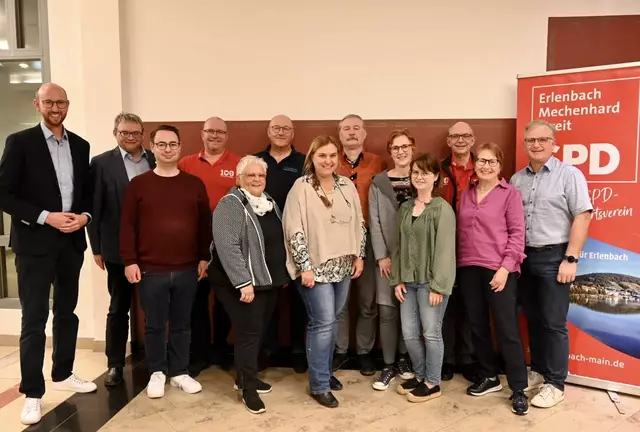 Der neu gewählte SPD-Ortsvorstand (von links): Benjamin Bohlender, Gerd Bader, Sebastian Wegerer, Michael Mück, Anne Ehrentraut, Ulrich Hahn, Marina Oliveira Zbinden, Andreas Tikart, Andrea Hirte, Sonja Wegerer, Hans-Georg Connor, Ulrike Neuberger-Bornhorst und Michael Wöber. Auf dem Foto fehlen Helga Raab-Wasse, Georg Katzschner, Horst Ziegler und Axel Ebert. 