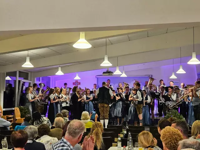 Musikverein Odenwälder Trachtenkapelle Wenschdorf Monbrunn e.V. und Musikverein Bavaria Neunkirchen e.V. gemeinsam auf der Bühne 