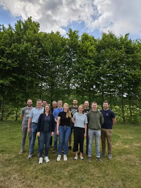 Vorstandschaft des Musikvereins Odenwälder Trachtenkapelle Wenschdorf Monbrunn e.V. 
1. Reihe v.l.n.r.: Ramona Trützler, Janina Schnorr, Cordula Frey, Julian Cavallo
2. Reihe v.l.n.r.: Markus Elbert, Michael Hock, Johannes Stier, André Cavallo
3. Reihe v.l.n.r.: Manuel Walther, Philipp Bundschuh, Thomas Steuerwald, Patrick Bischof  | Foto: Janina Schnorr 