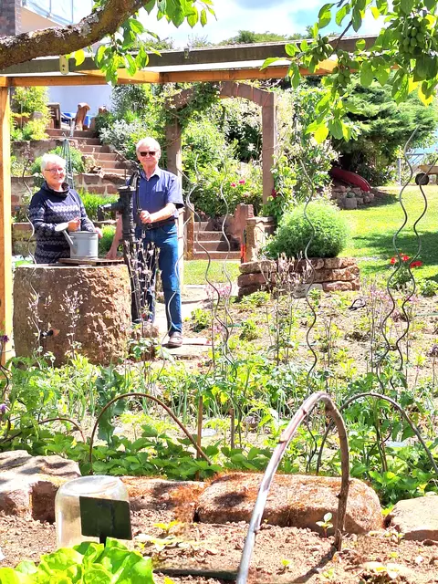 Astrid und Klaus Lurz in ihrem Garten in Mönchberg. | Foto: privat