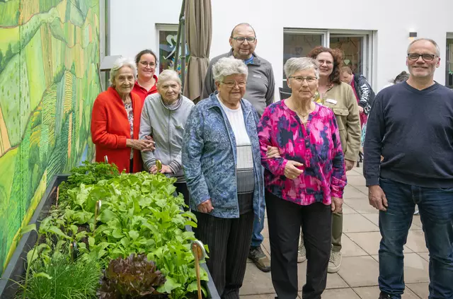 Freude in der Caritas-Tagespflege „Am Schwanen“ über das dank der Stiftung Altenhilfe angeschaffte Hochbeet mit Einrichtungspate Andreas Köster und Leiterin Judith Kneisel (von rechts) sowie einer Pflegekraft (zweite von links). | Foto: Winfried Zang