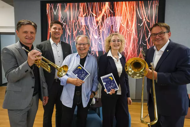 Vorfreude auf die Musiknacht in Michelstadt am 28. Juni: Die Volksbank Odenwald spendet für diese kulturelle Veranstaltung - von li: Vorstandsmitglied Markus Göbel, Regionalleiter Tobias Bernhard, Karl Heusel (Vorsitzender des Vereins zur Förderung der Kirchenmusik), Kantorin Beate Ihrig und Bürgermeister Dr. Tobias Robischon. | Foto: Volksbank Odenwald