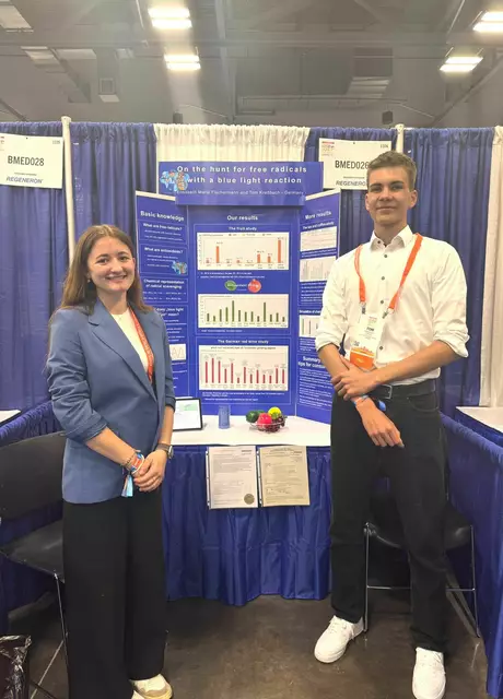Elisabeth Fischermann und Tom Kreßbach haben bei der Regeneron International Science and Engineering Fair (Regeneron ISEF) in den USA einen Sonderpreis gewonnen. Hier sind die beiden an ihrem Stand im Greater Columbus Convention Center zu sehen. | Foto: privat