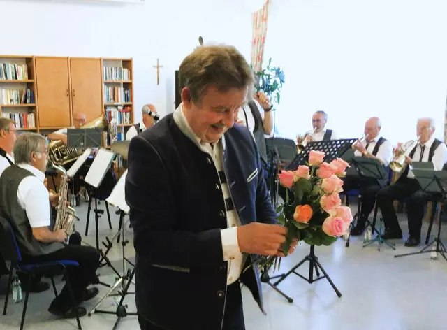 Kleinwallstadts Bürgermeister Thomas Köhler verteilte Rosen an alle Mütter! | Foto: Rohe'sche Altenheim-Stiftung