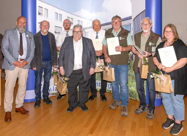 Stellvertretender Landrat Bernd Schötterl gratulierte diesen Bürgerinnen und Bürgern zu Ehrungen von Seiten des Bundes und des Freistaats. Auf dem Bild (von links) Bernd Schötterl, Werner E. Hofmann, Max Seitz, Gerhard Schuhmacher, Kilian Bundschuh, Robert Schmitt, Wolfgang Neuberger und Sandrina Pfaff.  | Foto: Winfried Zang