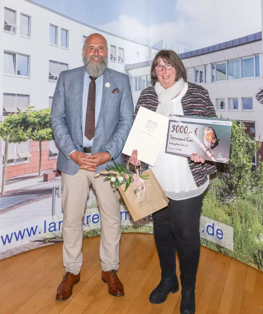 Agenda21: Den Agenda-21-Preis überreichte stellvertretender Landrat Bernd Schötterl an Nadja Koch.  | Foto: Winfried Zang