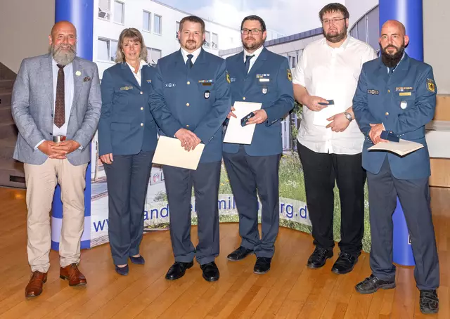 Zu Ehrenzeichen am Bande der Bundesanstalt des Technischen Hilfswerks gratulierten stellvertretender Landrat Bernd Schötterl (links) und die Leiterin der THW-Regionalstelle, Karin Munzke diesen vier THW-Aktiven.  | Foto: Winfried Zang