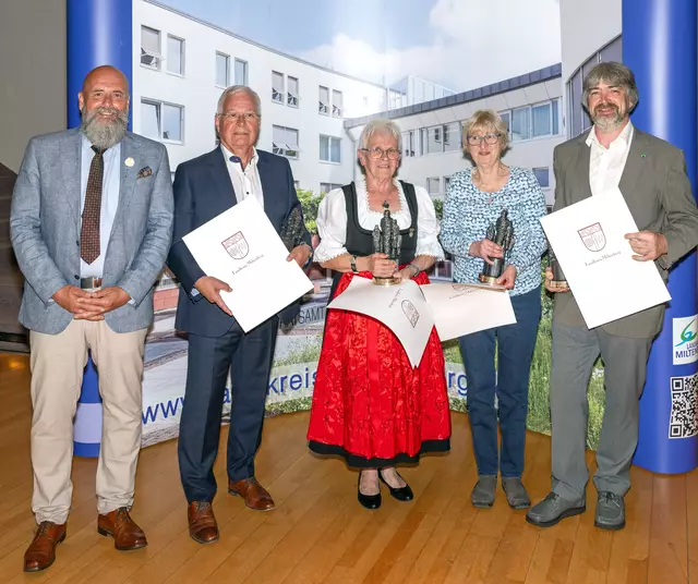 Vier Ehrenpreise wurden beim Ehrenabend des Landkreises übergeben. Im Bild (von links) stellvertretender Landrat Bernd Schötterl (links), Volker Goebel, Helga Schmitt, Brigitte Zawidzki und Robert Faust.  | Foto: Winfried Zang