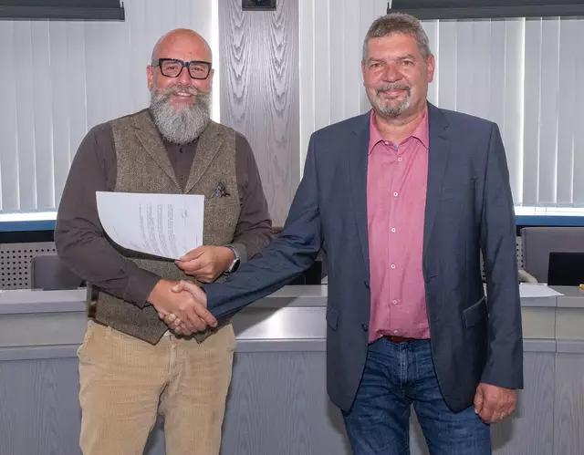 Stellvertretender Landrat Bernd Schötterl (links) vereidigte Wolfgang Hörnig als neues Kreistagsmitglied.  | Foto: Winfried Zang