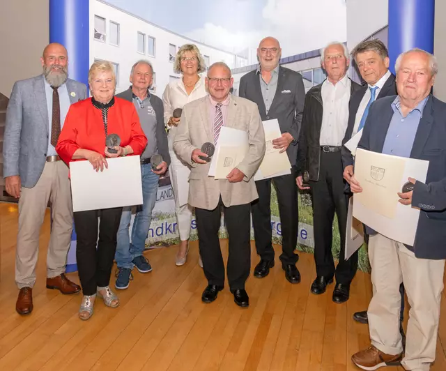 Die erste Gruppe, die Ehrenplaketten überreicht bekam, mit stellvertretendem Landrat Bernd Schötterl (links) | Foto: Winfried Zang