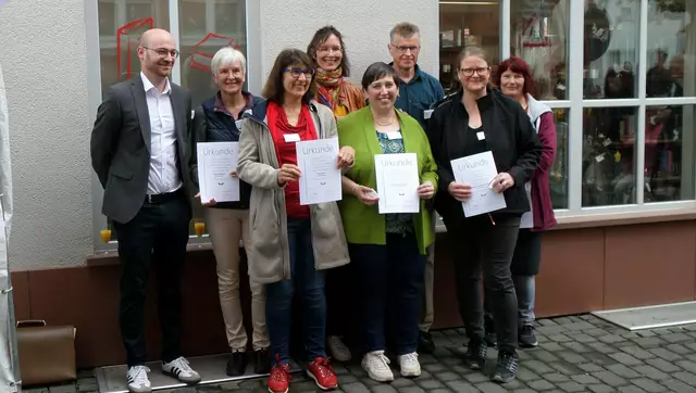 von links: Elias Huisl, Karla Hartlaub, Elke Ittner, Doris Schnabel, Melanie Petermann, Siegbert Hartlaub, Kathleen Nusser-Precht, Elisabeth Hohe | Foto: KÖB Niedernberg
