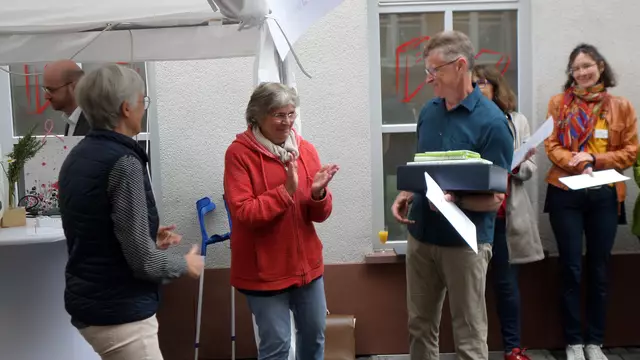 Frau Sebastian aus Ahrweiler (Bildmitte) gratuliert zur 100-Jahrfeier | Foto: KÖB Niedernberg