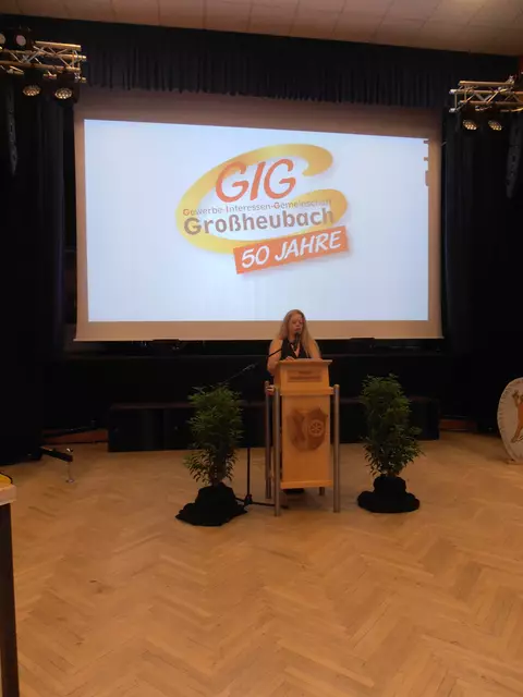 Silvia Broßler blickt in ihrer Rede zurück auf die Anfänge und die vergangenen Jahrzehnte der GIG Großheubach. 