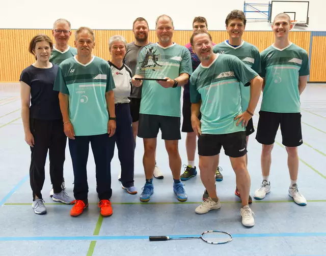 die siegreiche Mannschaft vom BVG Goldbach/Laufach mit ihrem Pokal | Foto: Werner Nebel