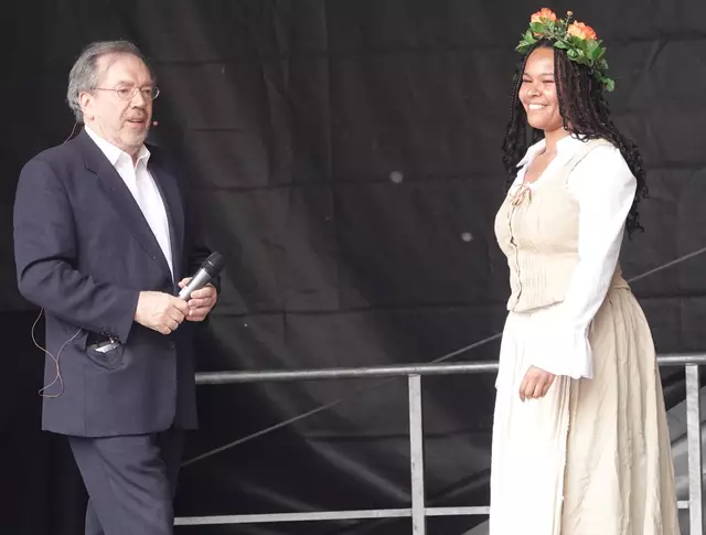 Kinderoper in Wertheim - Verliebtes Bauernmädchen Zerlina mit  Christian Kabitz,  Erzähler – Foto Roland Schönmüller