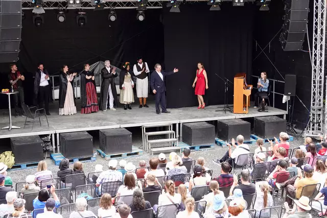 
Faszinierend war das höchste und theaterhandwerkliche Niveau der Darstellerinnen und Darsteller. Das Ergebnis: eine humorvolle, lustvolle Inszenierung, die Kindern aller Altersstufen und ihren Angehörigen Freude, Lebenslust und durchaus auch gesellschaftliche Werte vermittelte. Foto Roland Schönmüller 
