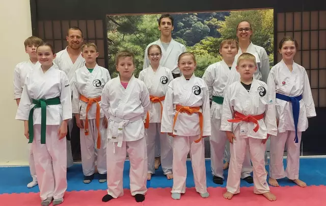 Die Wettkampfteilnehmer mit ihren Trainingspartnern und Trainer/-innen