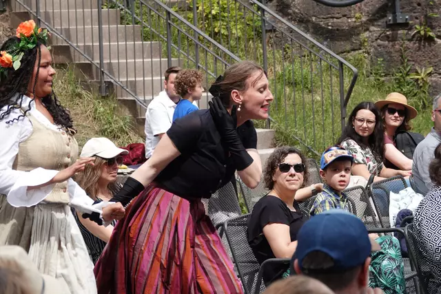  Der vielfältige Witz und die Liebe zum Detail überzeugten das immer wieder applaudierende Publikum auf der Burg Wertheim. Foto Roland Schönmüller 