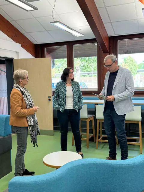 Im Gespräch mit Fr. Prof. Dr. Victoria Bertels (Leiterin der Studiengänge „Digitales Marketing und E-Commerce“ und „Mittelstandsmanagement“) und Charlotte Jäger, Studiengangskoordinatorin und Dozentin, am Campus Miltenberg | Foto: Bürgerbüro MdL Zöller