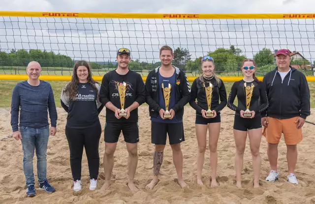 Nach fast neun Stunden ging der Landkreispokal im Beachvolleyball in Trennfurt mit der Siegerehrung zu Ende. Im Bild von links: Gino Carrieri (Sparkasse Aschaffenburg-Miltenberg), Organisatorin Leonie Heuß, das siegreiche Herrenteam Michel Simon und Daniel Schulz, die Damensiegerinnen Pauline Brößler und Lea Müller sowie Sportreferent Thorsten Schork.  | Foto: Winfried Zang