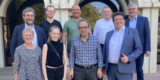 vlnr Amelie Pfeiffer, Anton Fleischmann, Arno Meuter, Lena Marie Dold, Horst Berger, BM Roland Burger, Andreas Stein, MdL Michael Joukov, Harald Endreß | Foto: Klaus Brauch-Dylla