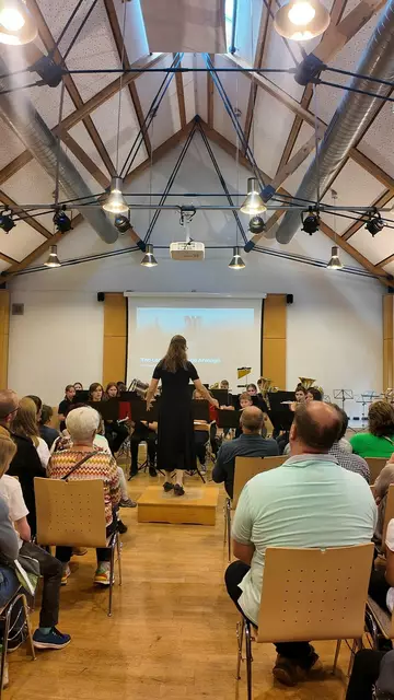 Das Jugendblasorchester des Musikvereins Sulzbach unter der Leitung von Yvonne Reis bei seinem Konzert in der Braunwarthsmühle Sulzbach. | Foto: Musikverein Edelweiß Sulzbach