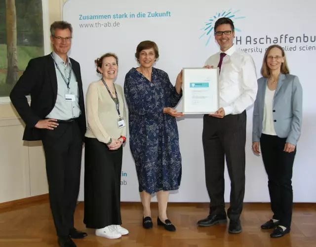 Übergabe der Partnerschaftsurkunde durch Prof. Dr. Eva-Maria Beck-Meuth, Präsidentin der TH, an Schulleiter Michael Lummel. Mit auf dem Bild Prof. Dr. Ivo Schäfer, Prof. Dr. Alison McNamara und Elisabeth Kapeller vom HSG. | Foto: TH AB
