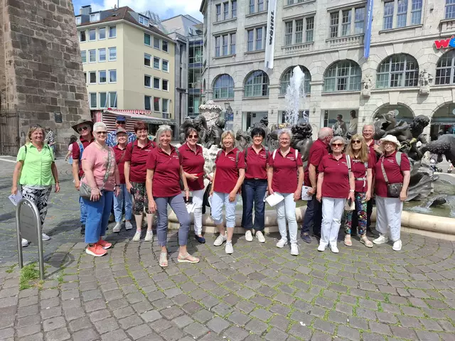 Frohgelaunte Ausflugteilnehmer bei den "Stimmen der Vielfalt" in der Nürnberger Altstadt