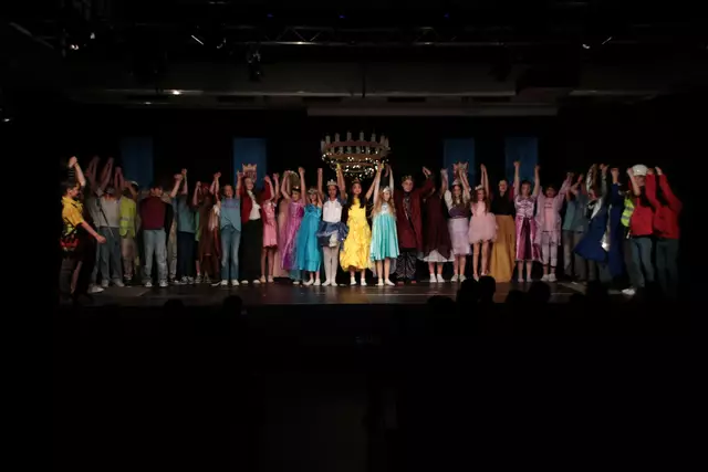 37 Teilnehmende auf der Bühne des HSG | Foto: Simon Lange